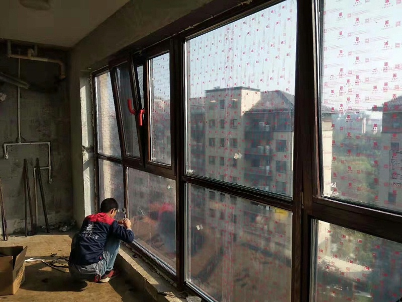 定制鋁包木門窗實安裝現(xiàn)場