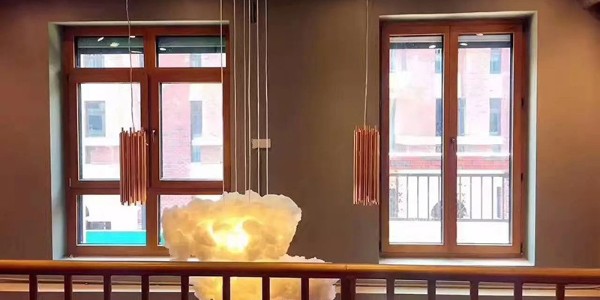 拆掉家中的舊門窗，更換為鋁包木門窗