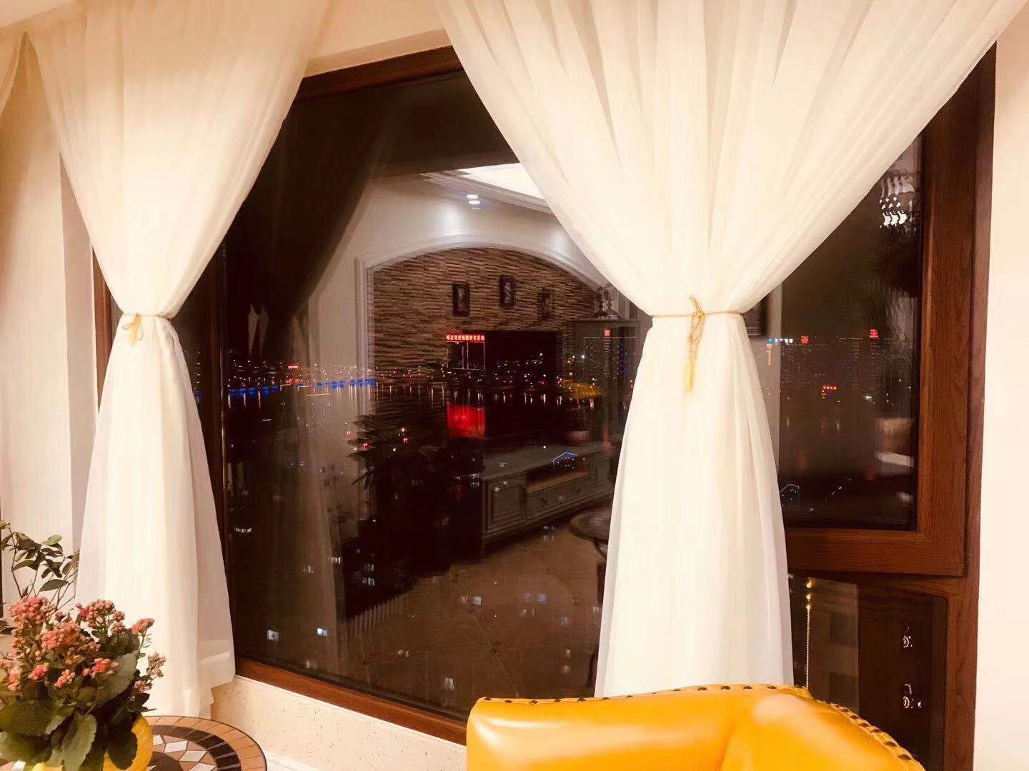 內開內倒鋁包木窗