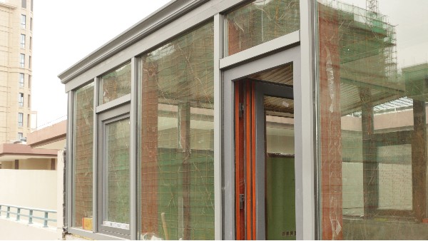 金堂木為金鷹國(guó)際花園用戶提供鋁包木陽光房