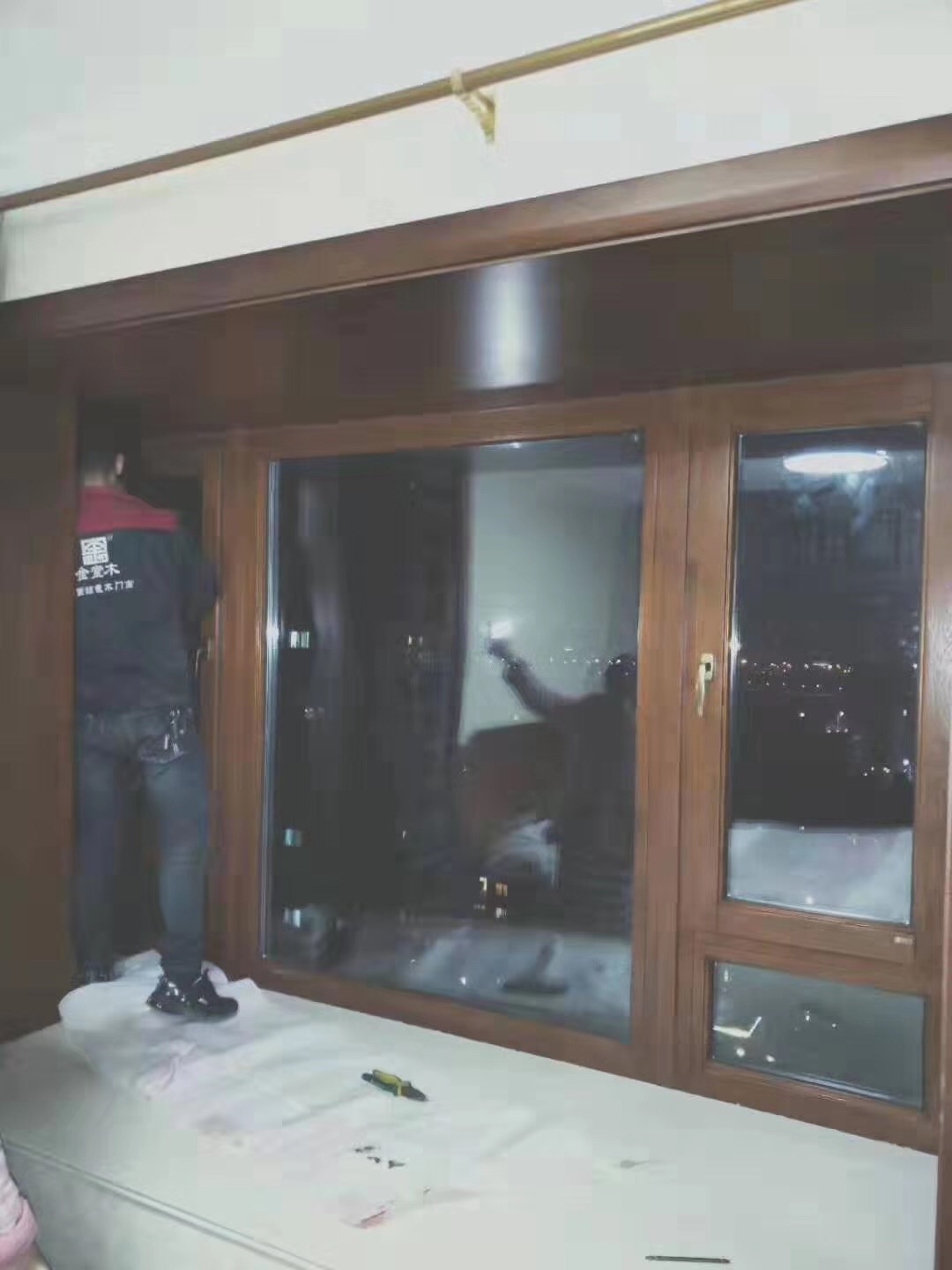 安裝高檔鋁包木門窗